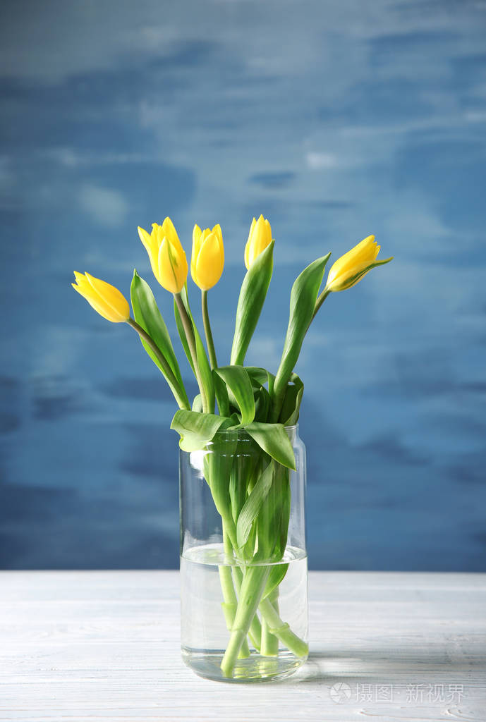 玻璃花瓶与花束