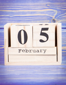 2 月 5 日。2 月 5 日在木制的多维数据集的日历上的日期