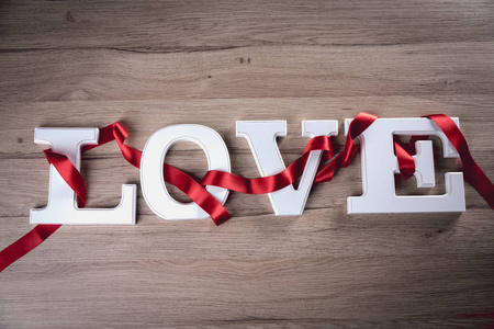 爱情人节概念与白色字母