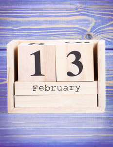 2 月 13 日。2 月 13 日在木制的多维数据集的日历上的日期