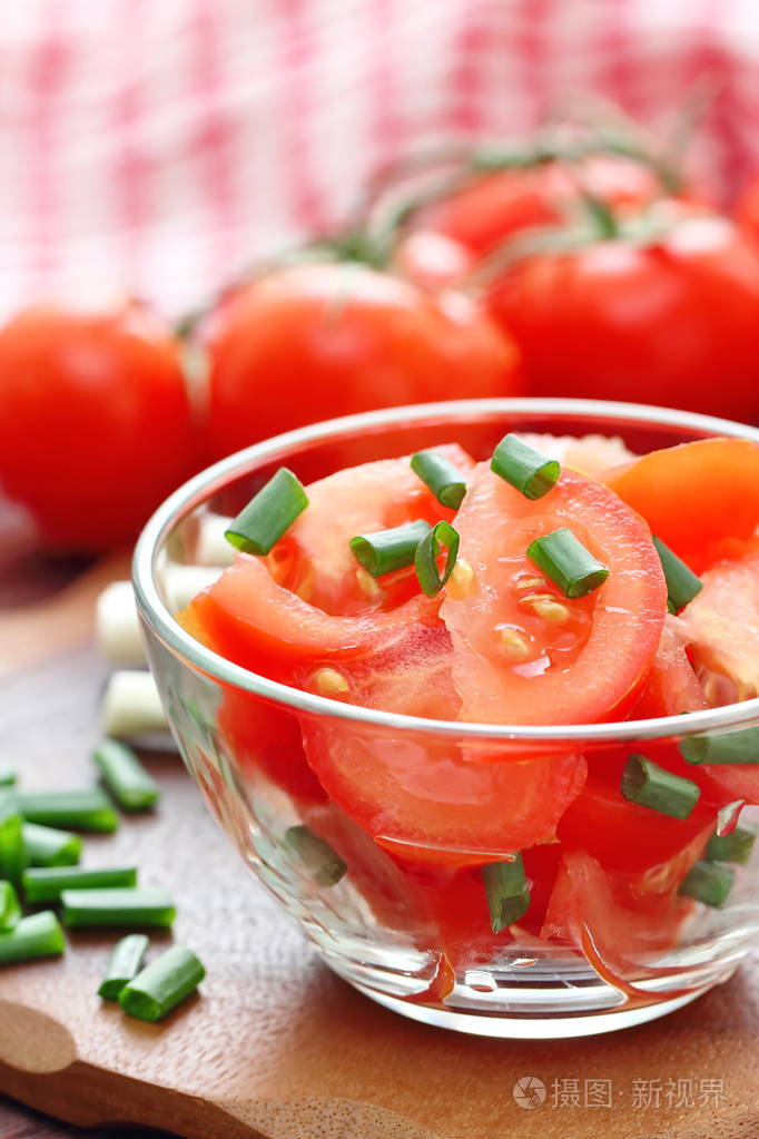 新鲜的沙拉西红柿和葱