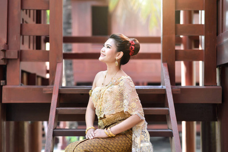 美丽的泰国女孩身着泰国传统服饰