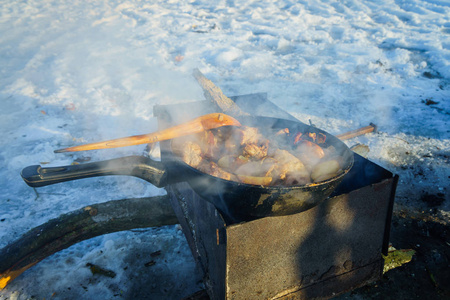 在冬天准备烧烤食物