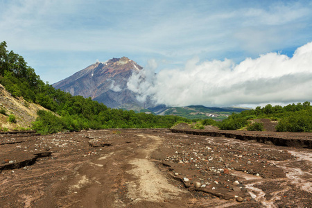 干河沿岸至堪察加半岛上的火山 Koryaksky 3456 万路