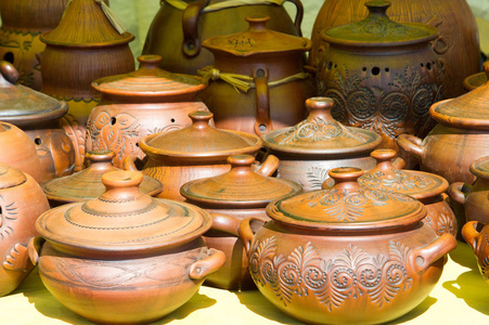 陶器。 陶器盘子和其他由陶器或烤粘土制成的物品。 陶器可大致分为陶器瓷器和石器。