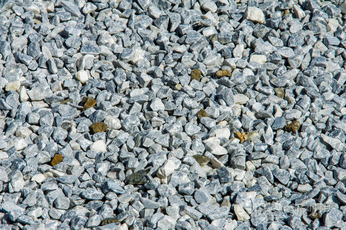 石灰岩的一种坚硬的结晶变质形态,通常为白色,有斑纹或条纹