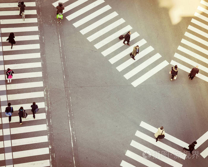 过马路的人顶视图