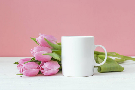 白咖啡杯子，粉红粉红的底色上的郁金香。空间佛