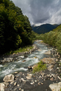 低斯瓦涅季，小山河