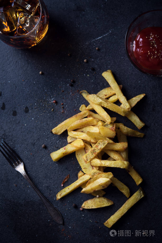 在深色背景上的炸薯条照片-正版商用图片0x9fja-摄图新视界