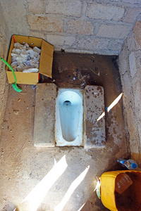 在农村的老厕所家庭照片