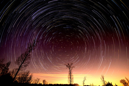 在夜空中的星轨的累积时间推移图片