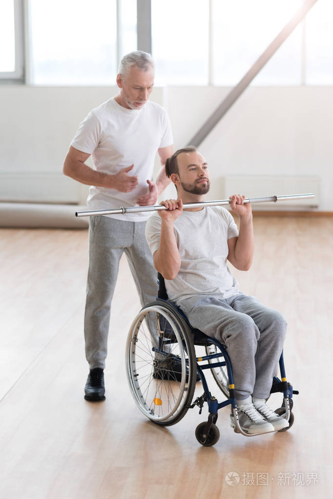 教学在健身房无效涉及老年的物理治疗师