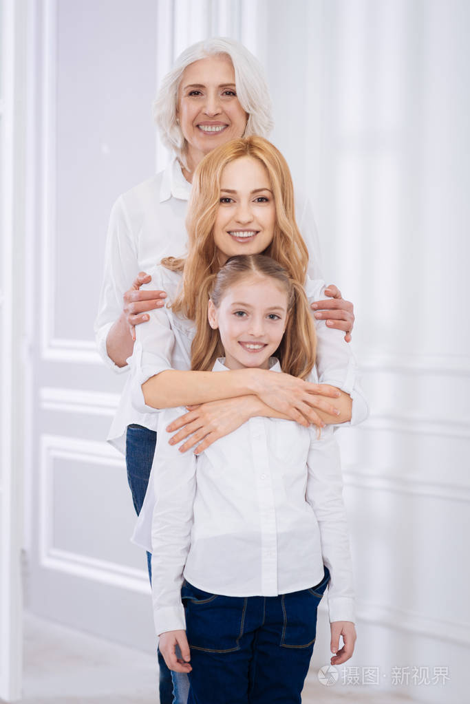 快乐友好家庭拥抱