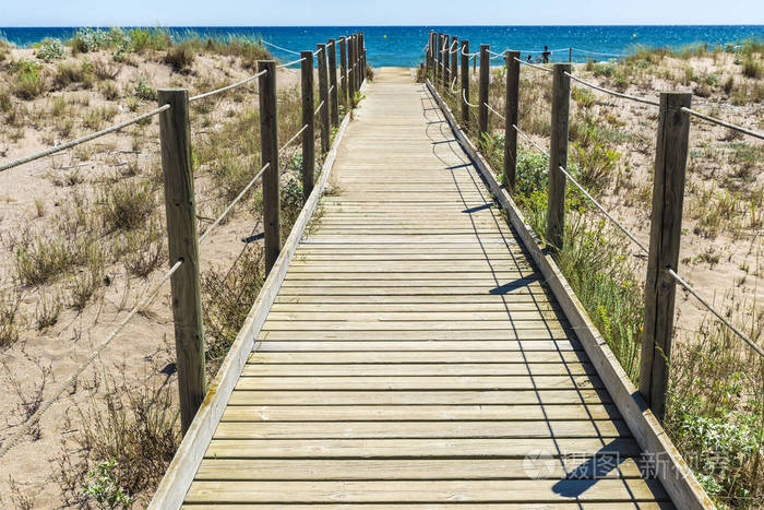 在西班牙布拉瓦海岸，海滩木制路径