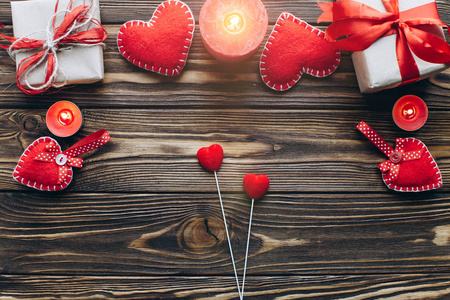 红色的心，礼品和蜡烛