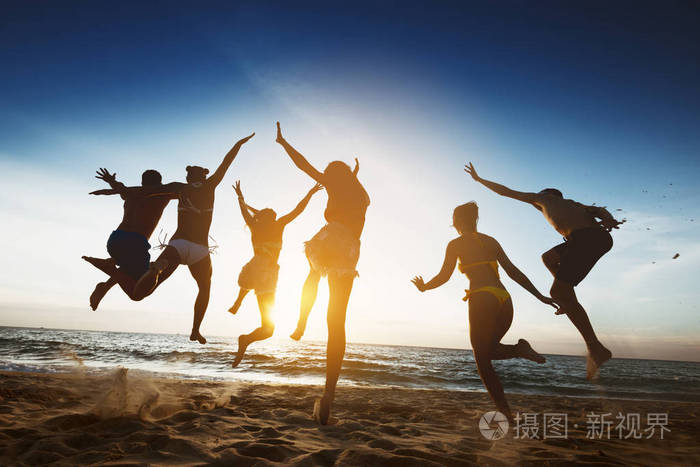 快乐的朋友日落跳友谊假期
