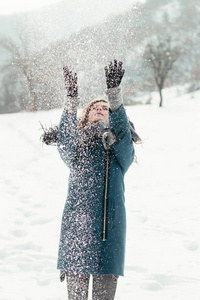 可爱的年轻女子，玩雪