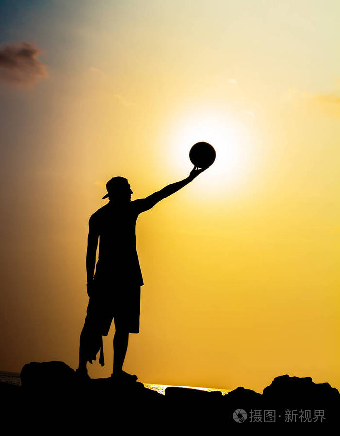 在日落时的篮球运动员照片-正版商用图片0x9meu-摄图新视界