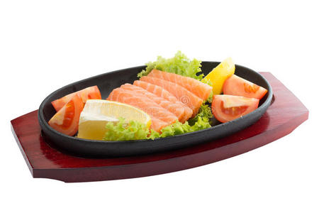 新鲜生鲑鱼片在盘子上分离