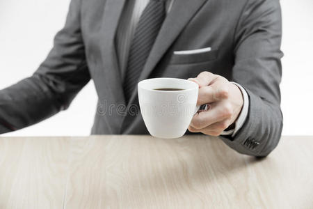 生意人喝咖啡休息