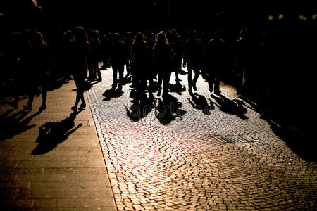 街上人影幽灵般不露面的家伙站在连帽衫业务阴影街