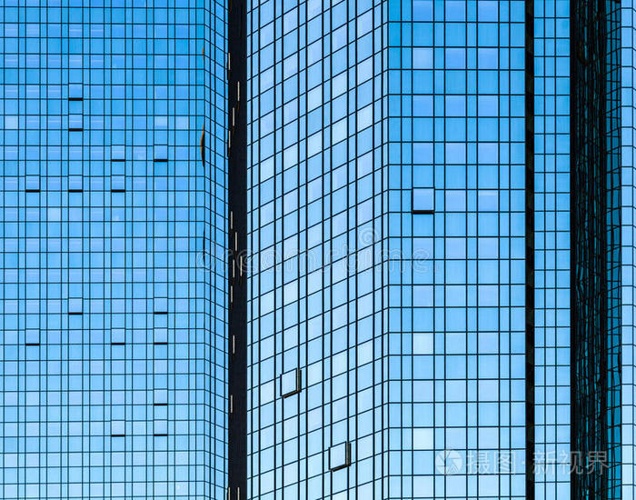 有阳光反射的摩天大楼正面玻璃