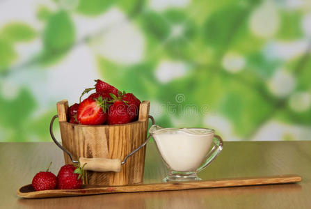 草莓桶和奶油杯