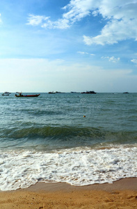 海滩海浪和小船