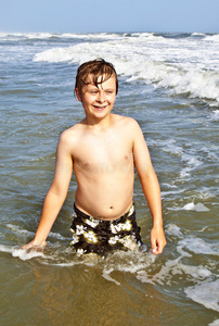 在野外享受海浪的男孩