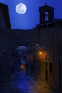 小镇狭窄街道的夜景。
