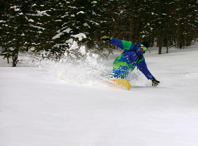 滑雪板运动员正在脚尖侧刻深蓝色的天空作为背景