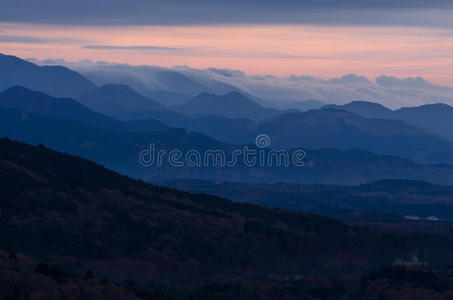 晨曦雾霭中的山谷美景