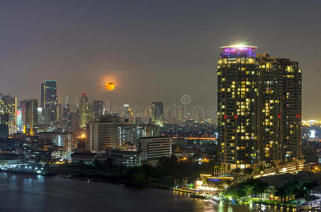 曼谷城市景观。曼谷河夜景满月