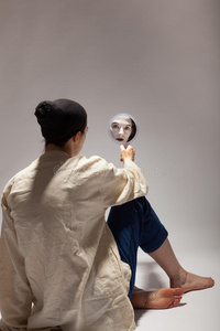 手拿镜子小丑手拿镜子坐在地上照片