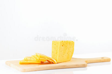 切肉板上切好的荷兰奶酪