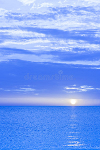 蓝色的日落天空和海洋。