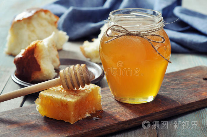 罐装的蜂蜜怎么取出来吃(装蜂蜜的罐子) 罐装的蜂蜜怎么取出来吃(装蜂蜜的罐子)