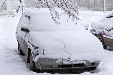 在城市街道上被雪车覆盖