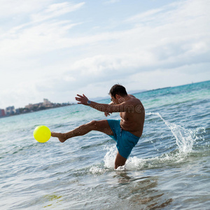 快乐的年轻人在夏天打沙滩球