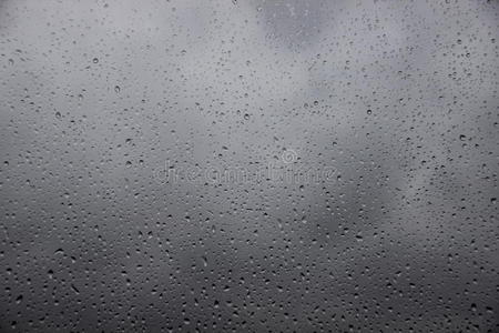 窗外有大雨的雨点照片