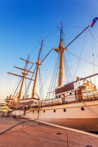 夕阳下的旧帆船图片