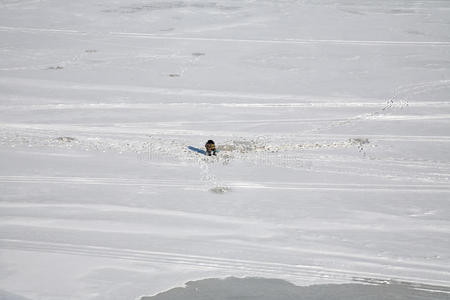冬天渔夫在冰冻的河上