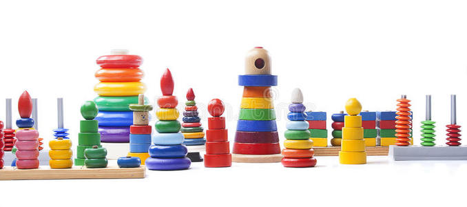 多姿多彩的木制金字塔玩具