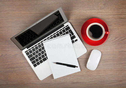 笔记本电脑和咖啡杯上的空白记事本