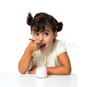 吃酸奶的女孩