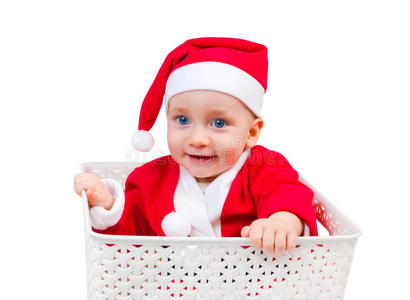 穿着圣诞老人帽子的可爱男孩坐在盒子里