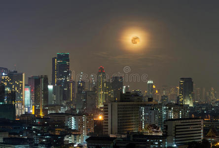 曼谷城市景观。曼谷河夜景满月