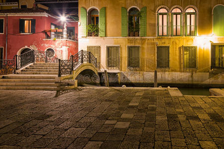 威尼斯夜晚的街道