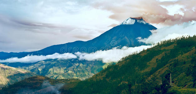 厄瓜多尔中部通古拉瓦火山爆发